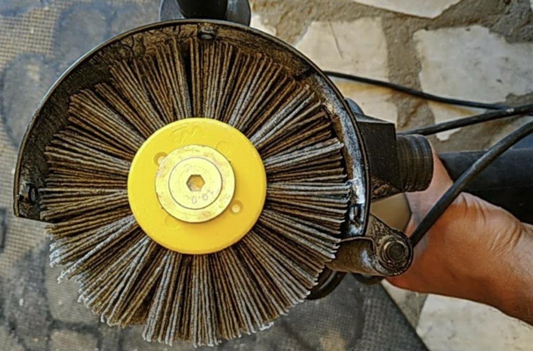 Угловая абразивная щетка