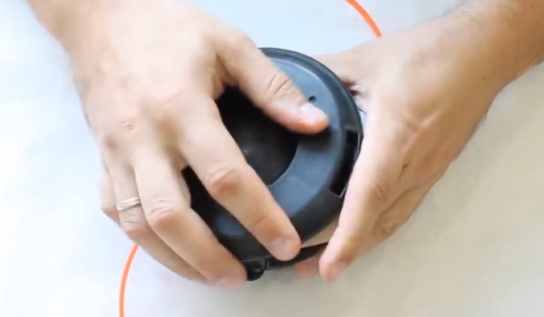 Катушка для пуговиц помещается в корпус катушки триммера