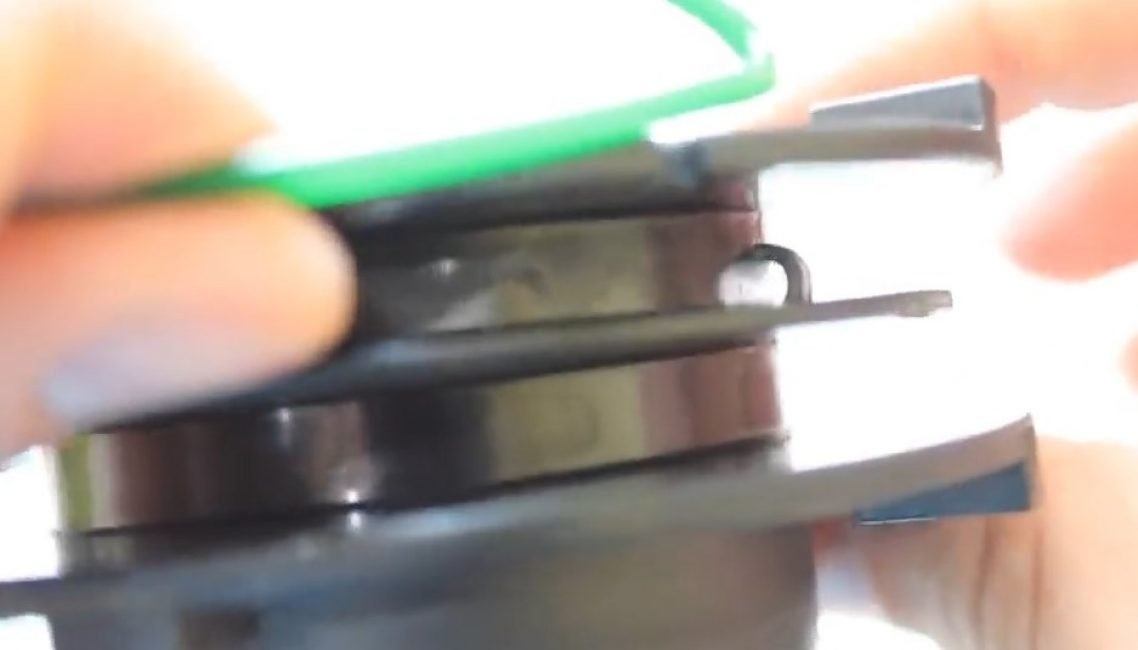 Два специальных крепежных гнезда