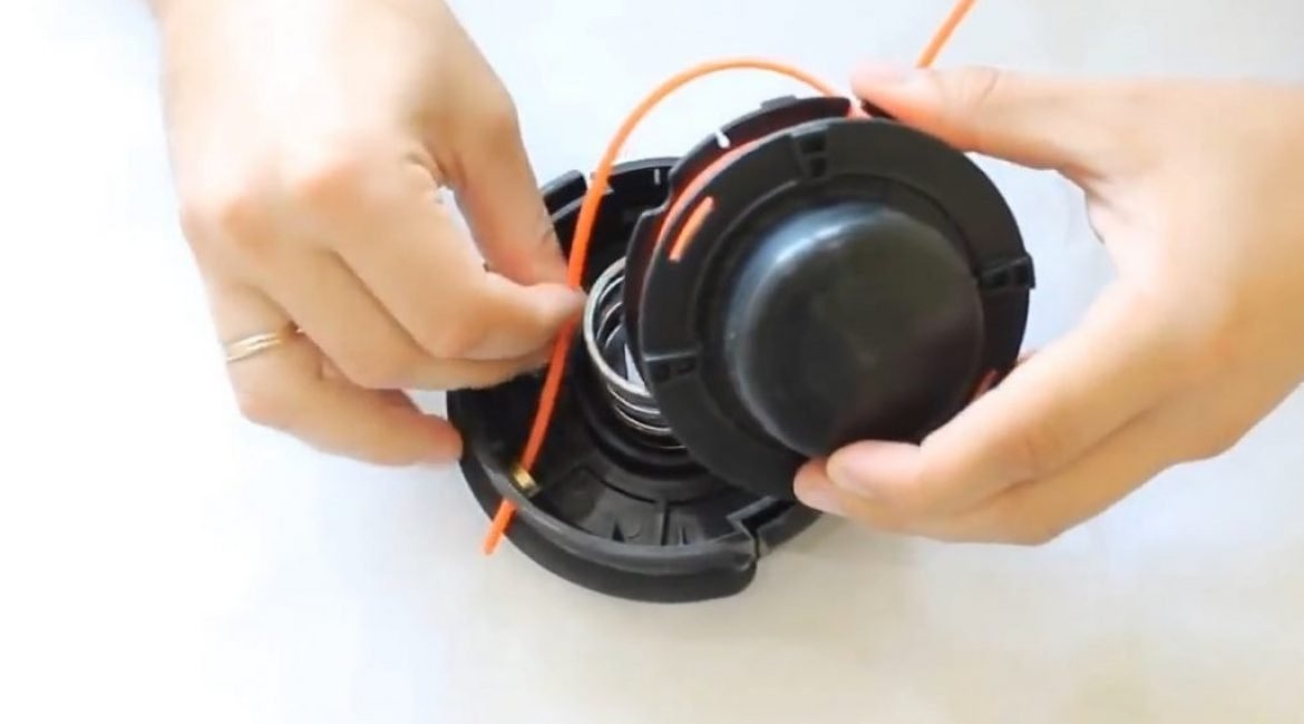 Закрепленные концы накатанной лески вставляются в отверстия в корпусе катушки триммера