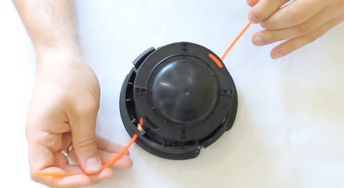 Концы лески подтягиваются вверх с усилием