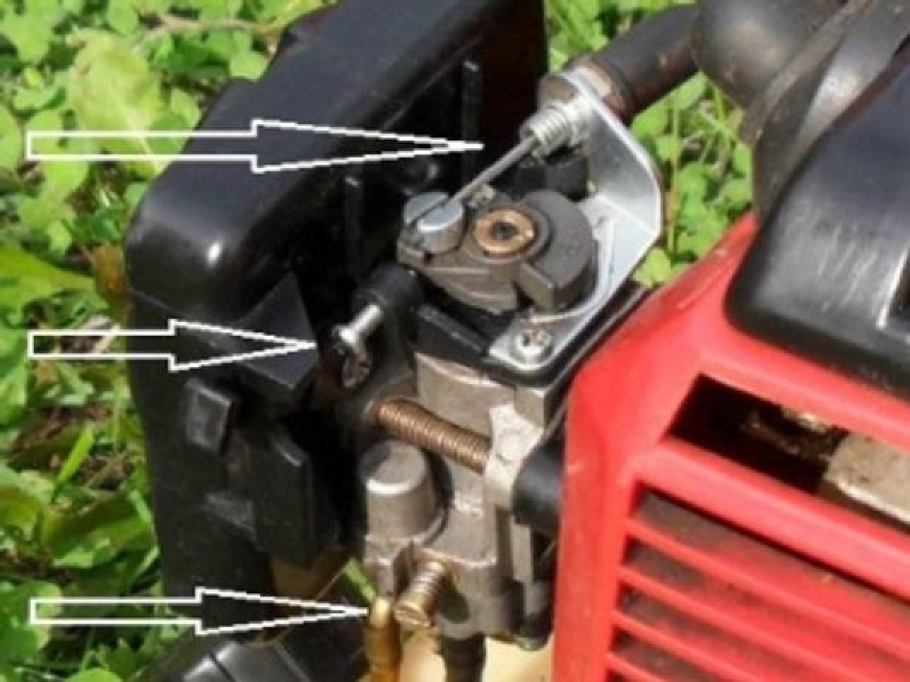 Карбюратор elitech мотокосы. Триммер не набирает обороты. Триммер не заводится на горячую. Триммер бензиновый глохнет. Почему триммер не набирает обороты и глохнет.