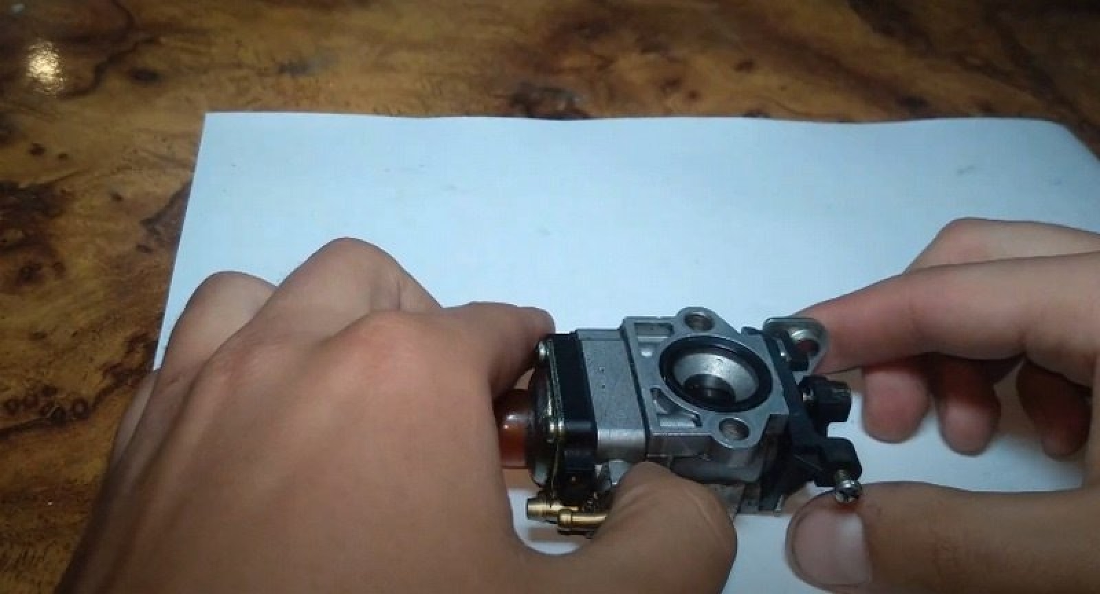 Регулировочные винты карбюратора бензокосы. Регулировка карбюратора триммера с одним винтом. Карбюратор для бензокосы штиль фс55. Карбюратор триммера 128r клапан. Регулировочные винты карбюратора бензокосы.