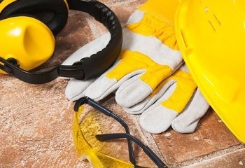 Защитные устройства при работе с болгаркой