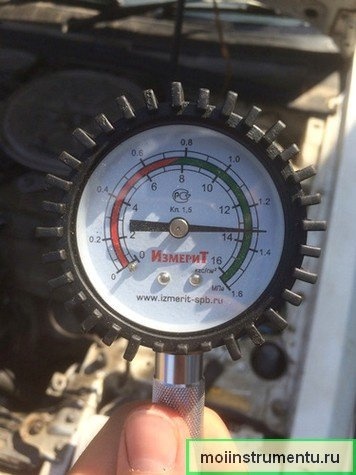 Измерьте компрессию бензокосилки
