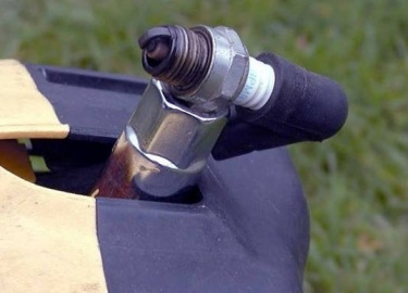 Способы устранения неполадок Первые три причины устранить довольно легко. Если дело в смеси, нужно вылить старое топливо из бака, приготовить новую