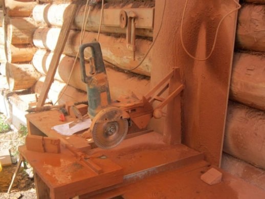 Фото № 15. Это оборудование, оснащенное подходящим ножом, используется для резки кирпича, керамической плитки, природного / искусственного камня