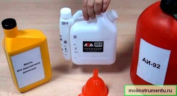 Смешивание масла и бензина в бензиновой цепной пиле
