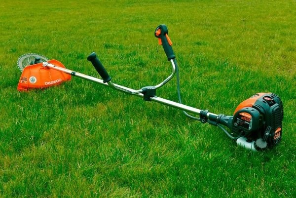 Бензиновая газонокосилка