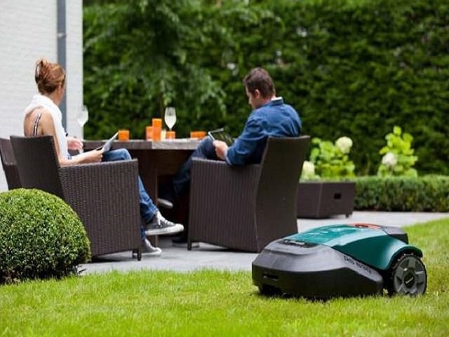 Робот-газонокосилка на работе