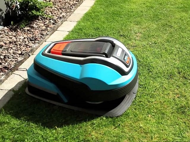 Робот-газонокосилка на тротуаре