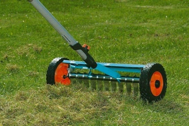 ручной скарификатор для газона