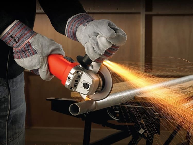 Резать трубу болгаркой не так просто, как может показаться на первый взгляд