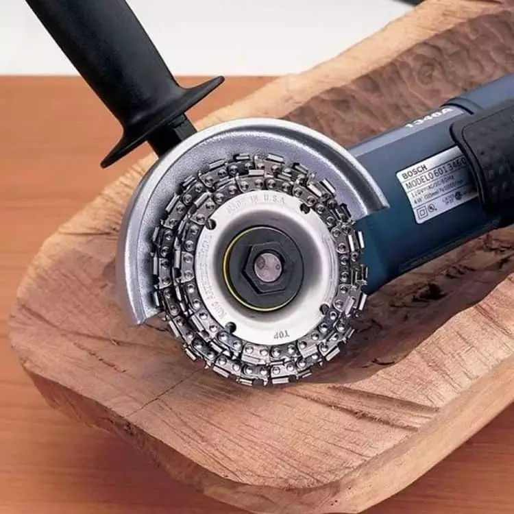 С помощью такого фрезы можно сделать в бревне насечки, удалить кору, вырезать на поверхности сложные рельефы