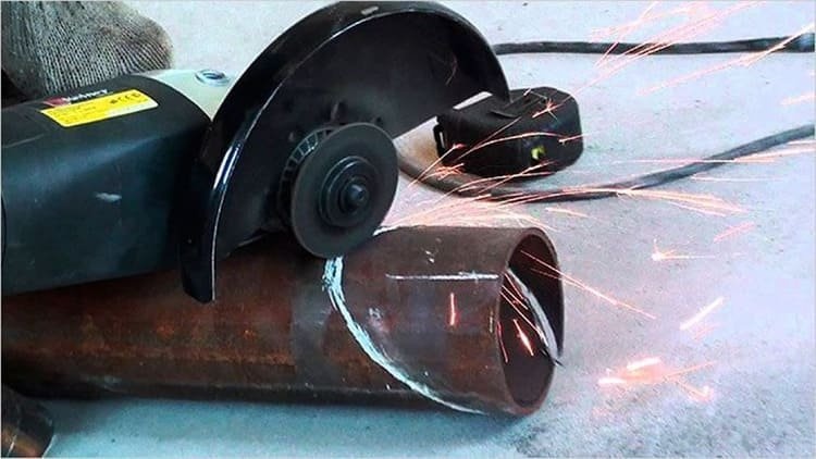 Осталось только аккуратно разрезать металл по намеченной линии