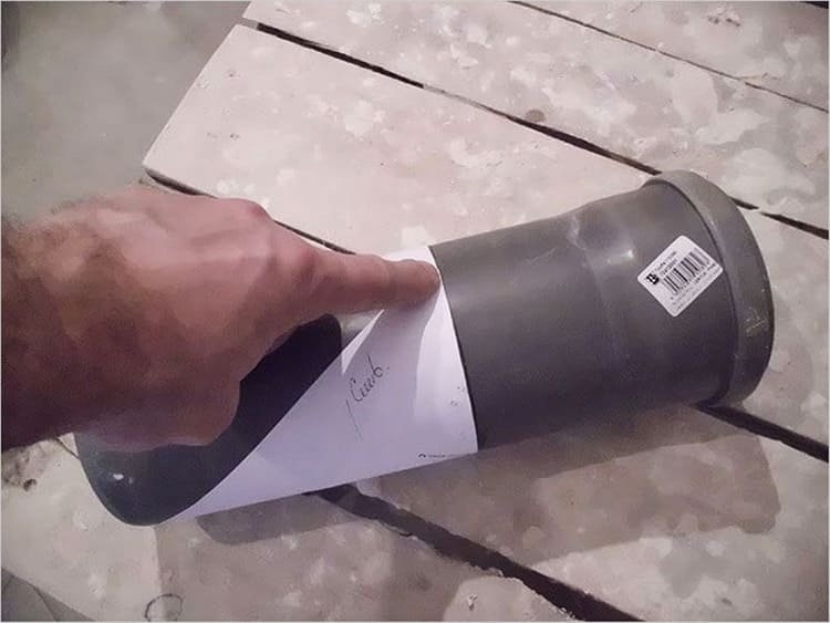 При помощи обычного листа бумаги делается диагональная разметка трубы