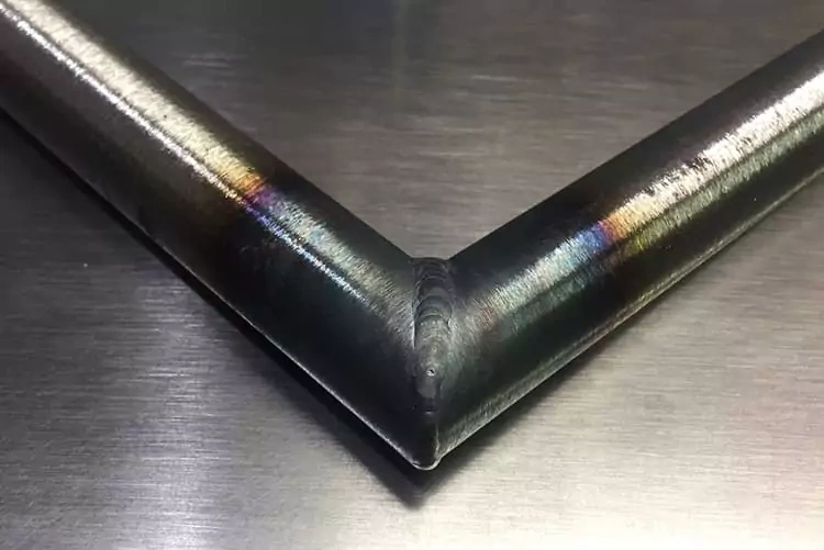 Только тщательный расчет и резка позволят идеально выровнять угловые трубы