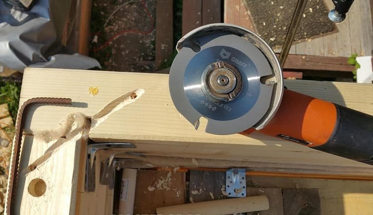 Надежно заблокируйте аксессуары и отрегулируйте скорость вращения