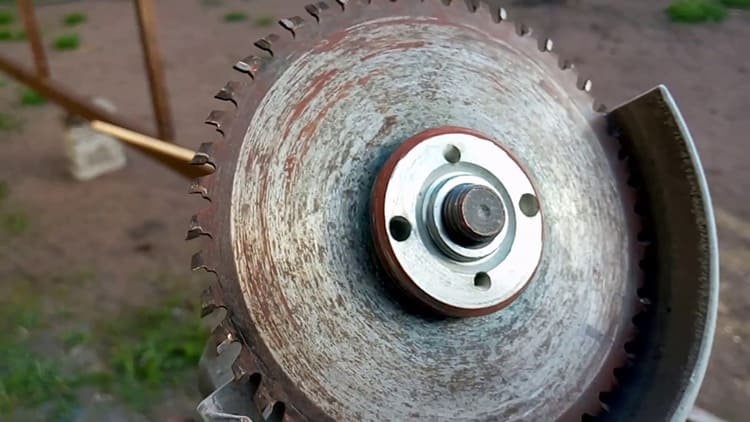 Если диск наткнется на кусок металла, может появиться зуб, который, как пуля, также может устремиться в непредсказуемом направлении. Вам повезет, если он встретит на своем пути защитный чехол