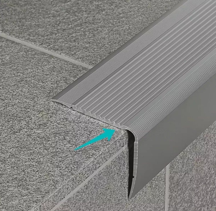 Ступеньки с металлическим уголком