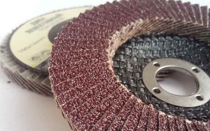 Диск шлифовальный на угловой шлифовальной машине по дереву