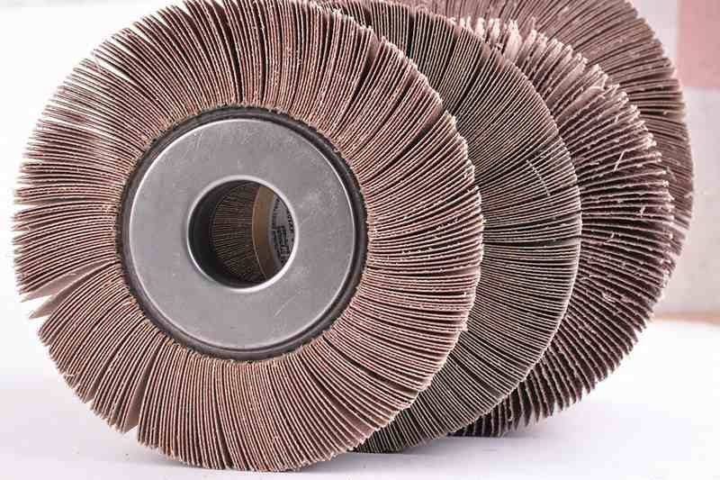 Окончательный абразивный диск на угловой шлифовальной машине