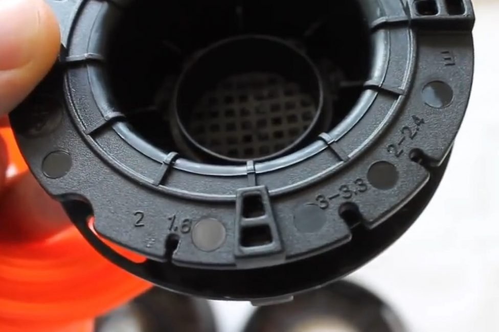 Отверстия для крепления лески